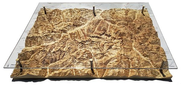 Holzrelief_Oberengadin_mit_Karte_600