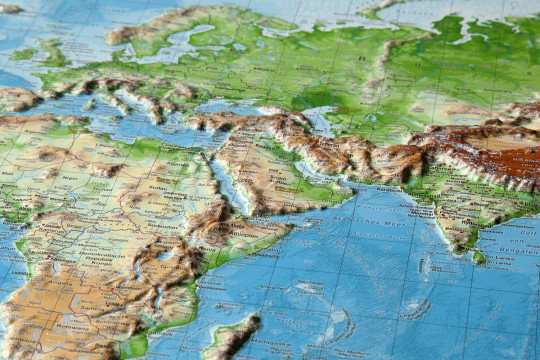 Carte en relief du monde