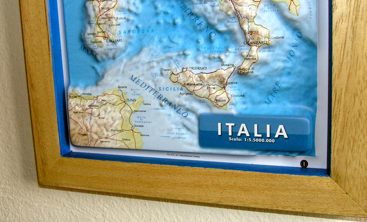 Bij elkaar passen verontschuldigen mannetje Raised relief map Italy A4 as 3d map