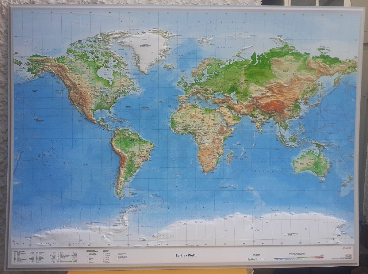 Carte en relief du monde