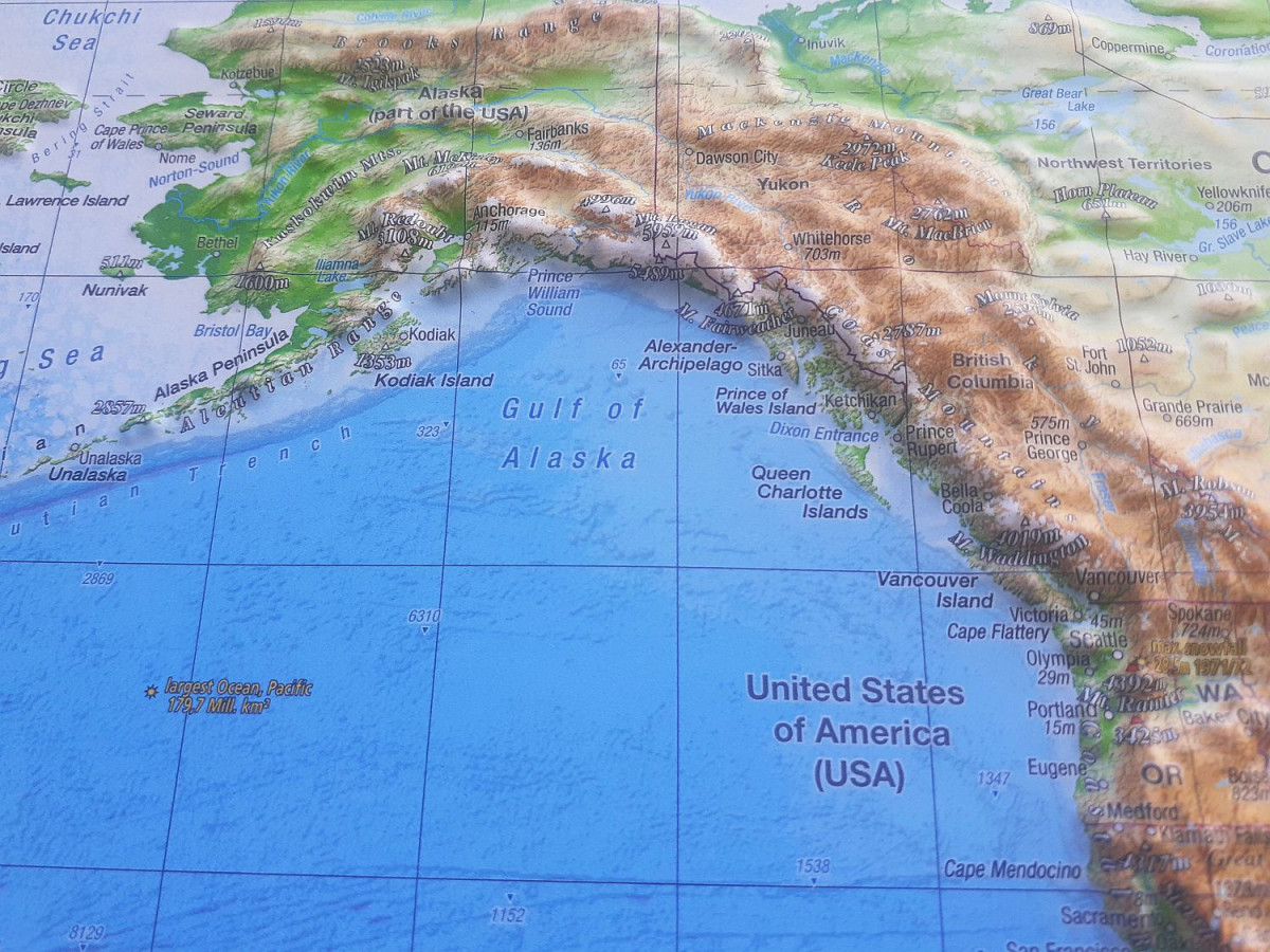 Carte en relief du monde