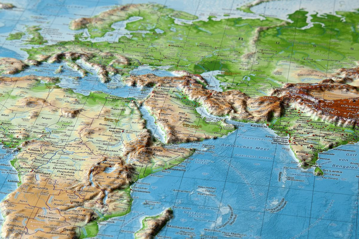 Carte en relief du monde